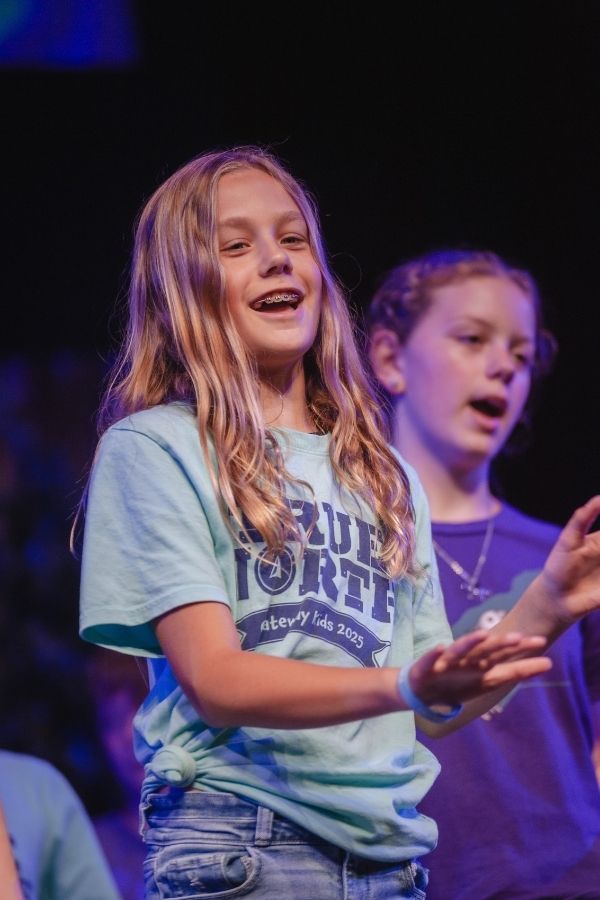 Kids worshipping at Gateway Kids VBS